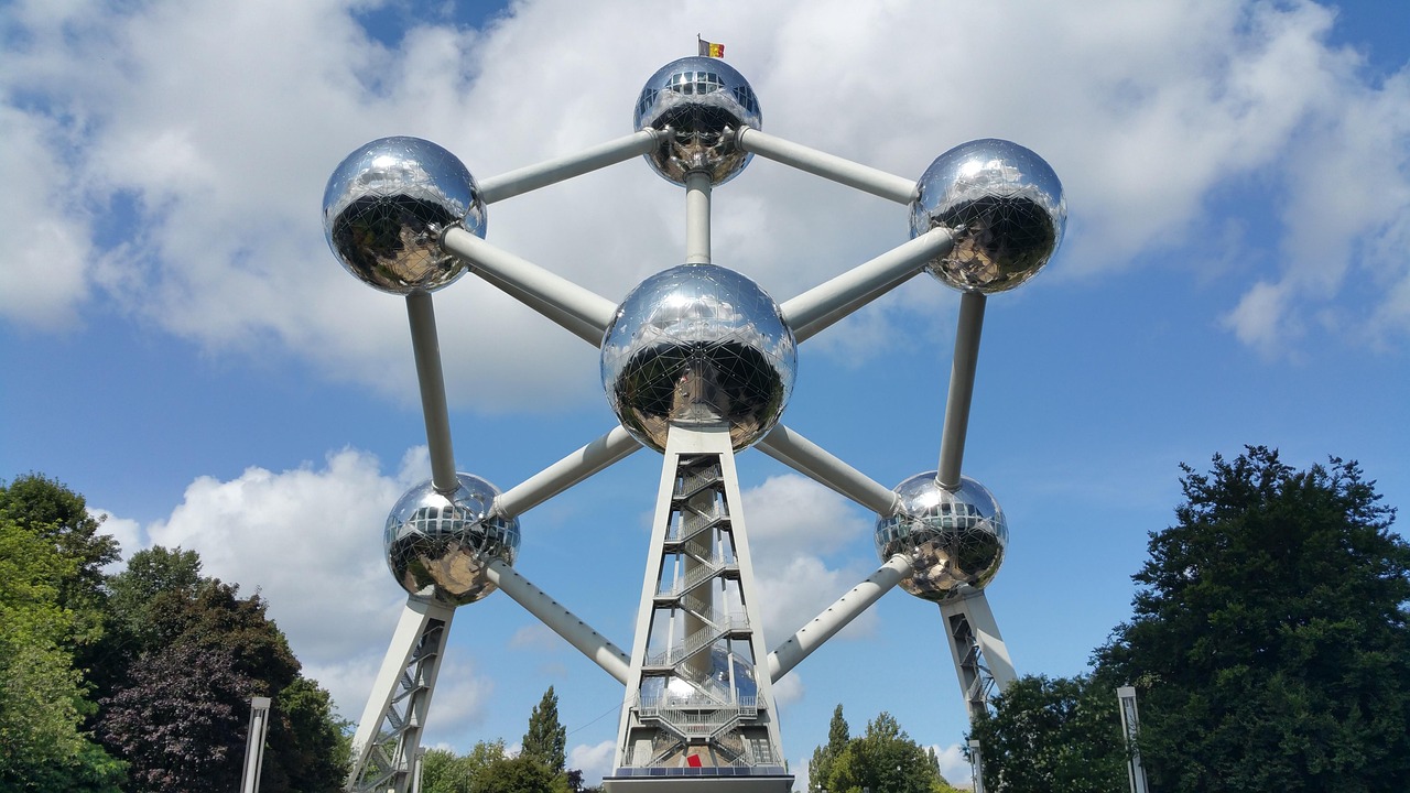 Moneta da 2 Euro Belgio con immagine dell'Atomium, simbolo di Bruxelles, per collezionisti.