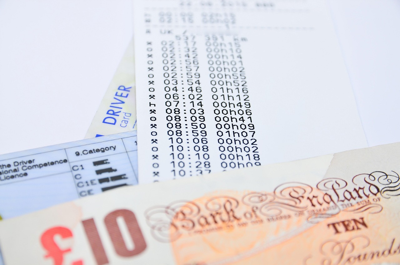 Immagine di un'auto con un documento fiscale e una lente d'ingrandimento, simbolo di verifica del bollo auto.