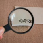 Simbolo di avvertimento sul libretto di circolazione che indica possibili multe elevate.